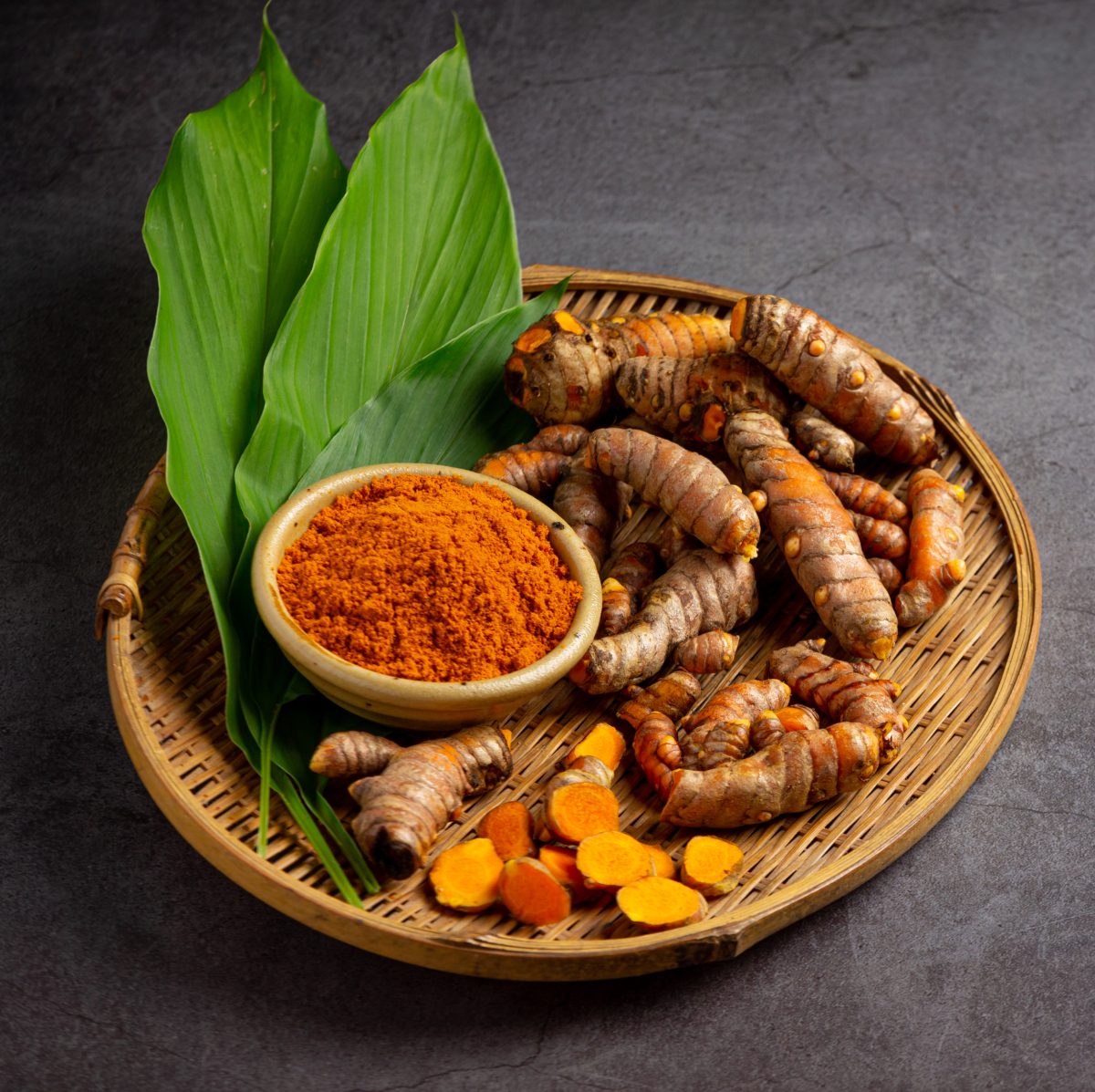 Fresh turmeric root and ground turmeric